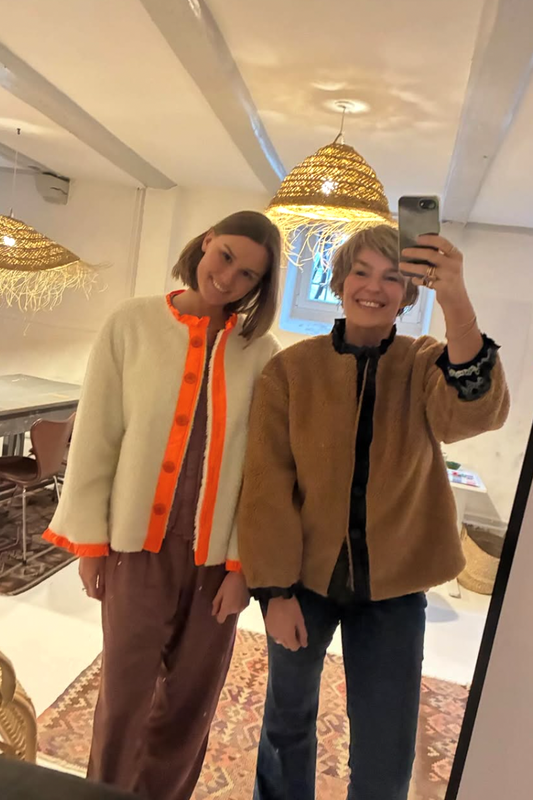 Frida fleece - Off white with neon orange