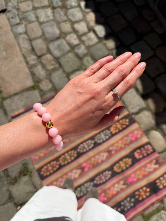 Perlearmbånd - rosa med guldkugle