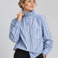 Agnes shirt med blå og hvide striber på model
