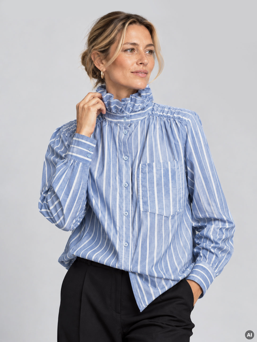 Agnes shirt med blå og hvide striber på model