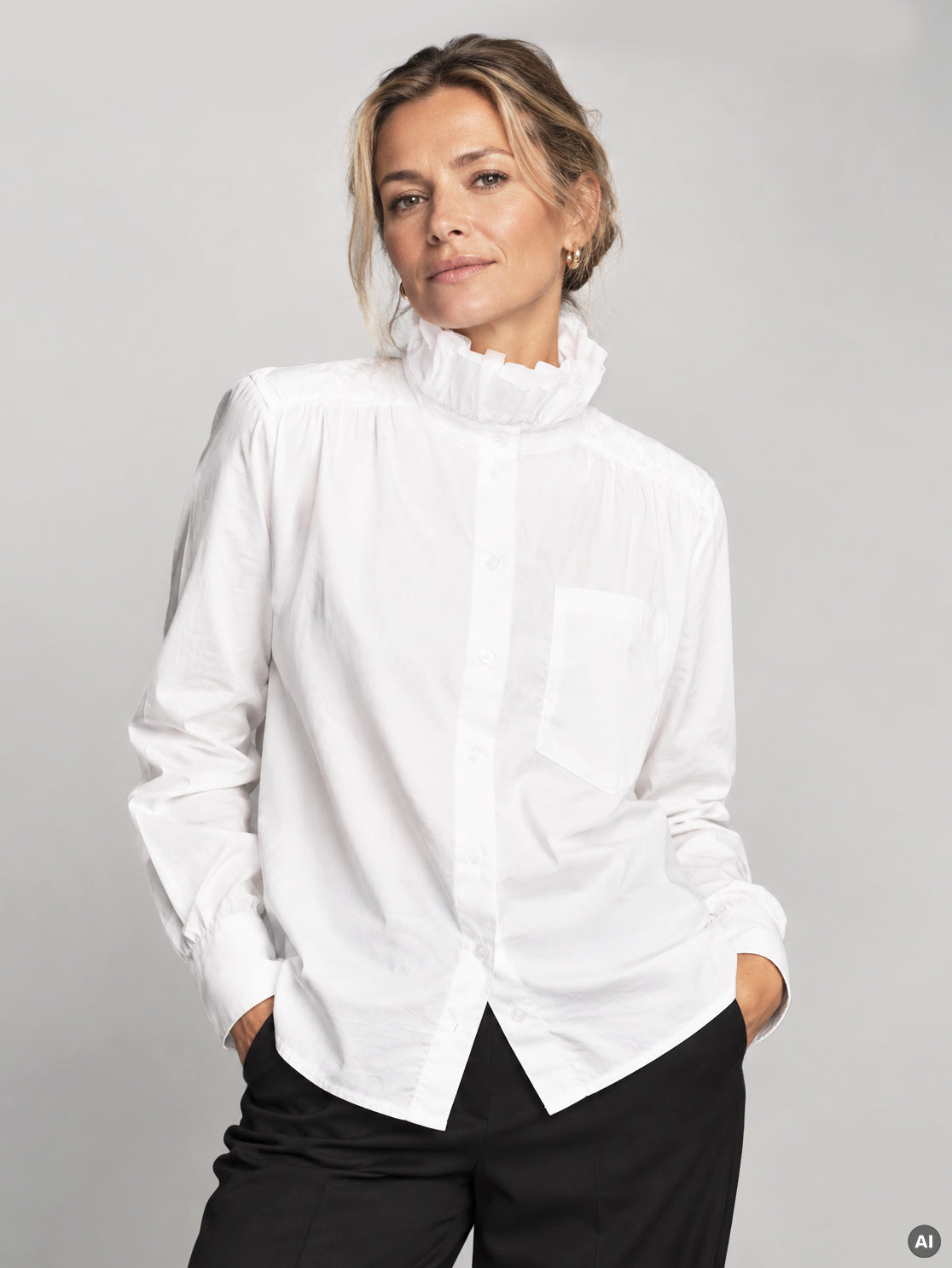Agnes shirt i paper white på model