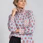 Agnes shirt med rødt og blåt print på model