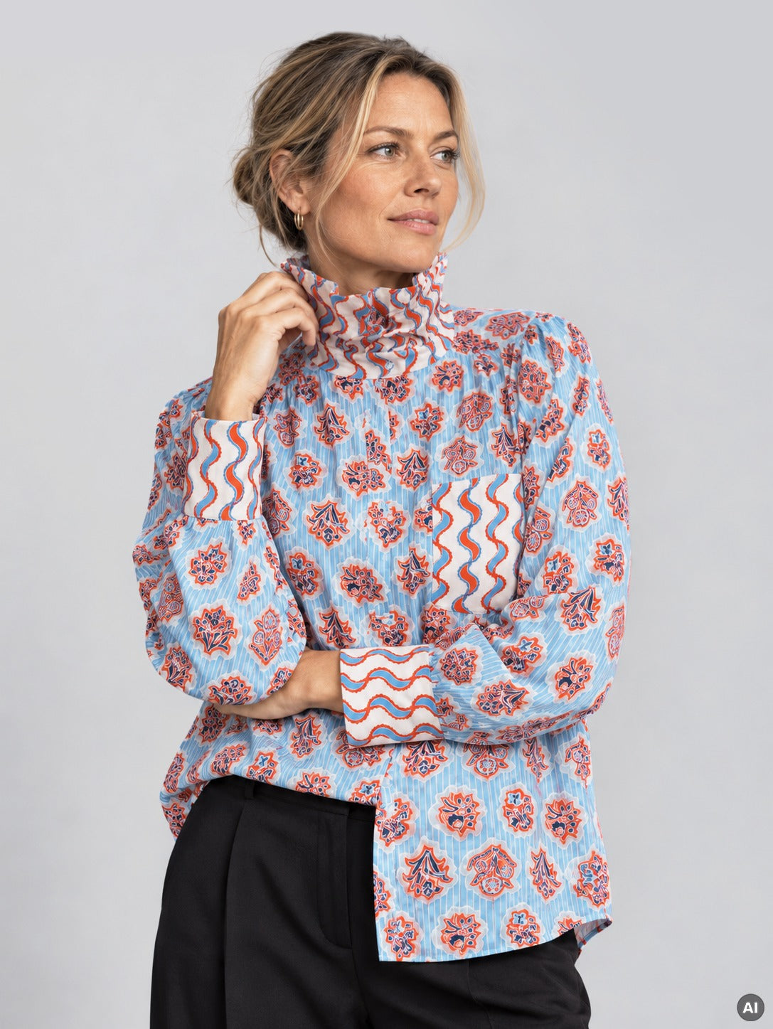 Agnes shirt med rødt og blåt print på model